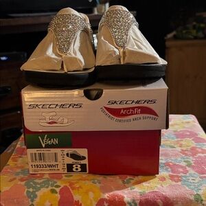 Skecher Arch Fit size 8 white sandals with silver trims